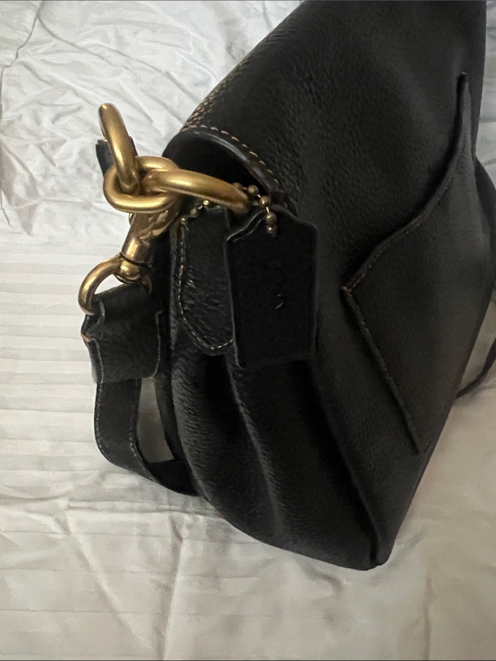 COACH May shoulder bag in black pebbled leather and gold hardware. - Picture 8 of 10